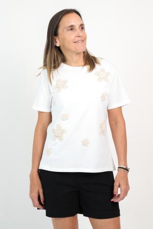 REMERA CON APLIQUE