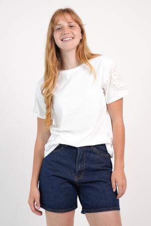 REMERA CON MANGAS BORDADAS