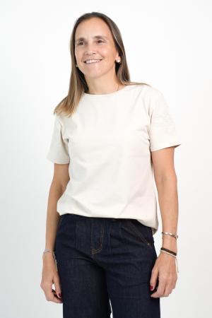 REMERA CON MANGAS BORDADA