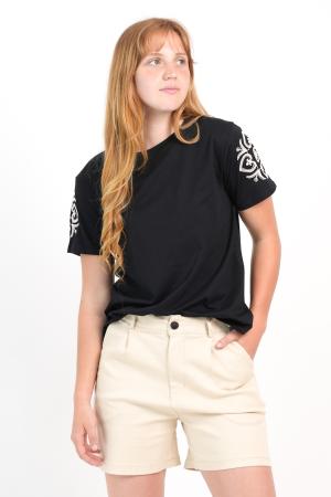 REMERA MANGAS BORDADAS